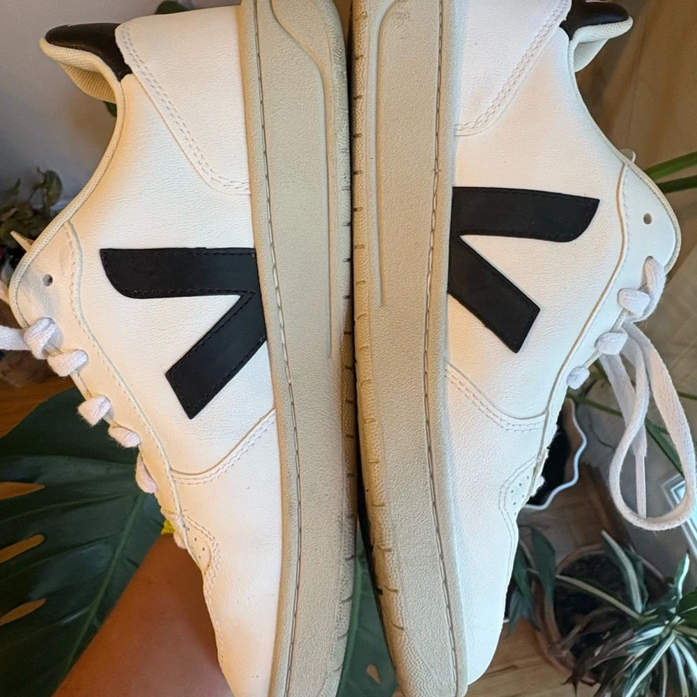 Veja V-10 Sneakers - Picture 4 of 7